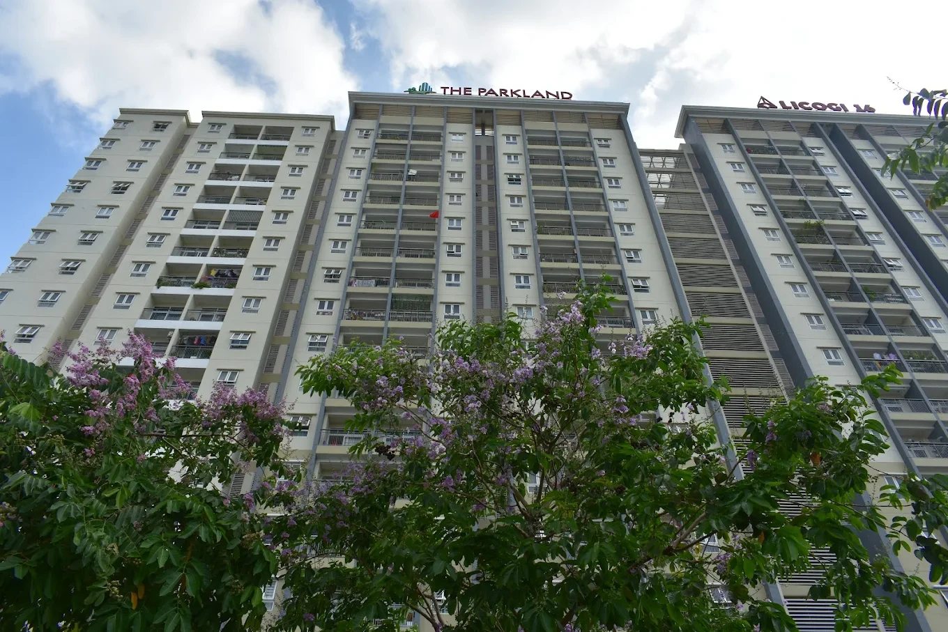 Khu vực Hiệp Thành sầm uất, gần chung cư The ParkLand Q12