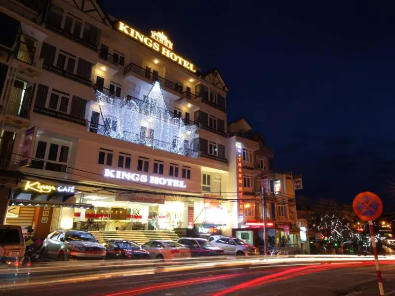 Khách sạn gần chợ Đà Lạt – Kings Hotel lung linh ánh đèn về đêm, tọa lạc ngay mặt tiền trung tâm thành phố.