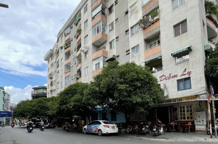 Lối vào chung cư Nhiêu Tứ Phú Nhuận