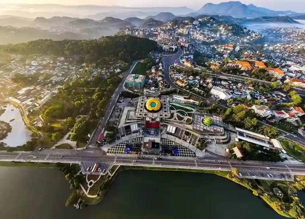 Hình ảnh trung tâm thành phố Đà Lạt – Lâm Đồng từ trên cao, minh họa cho câu hỏi Đà Lạt ở tỉnh nào
