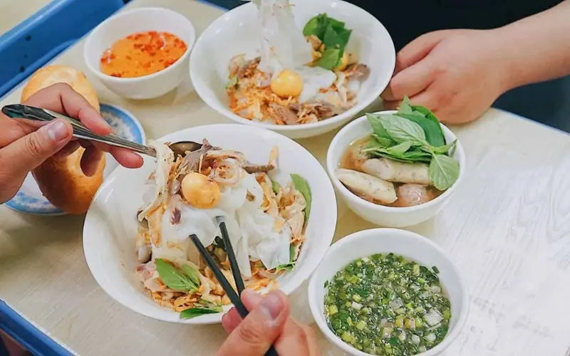 Hình ảnh cận cảnh bánh ướt mềm, lòng gà tươi ngon ở Đà Lạt.