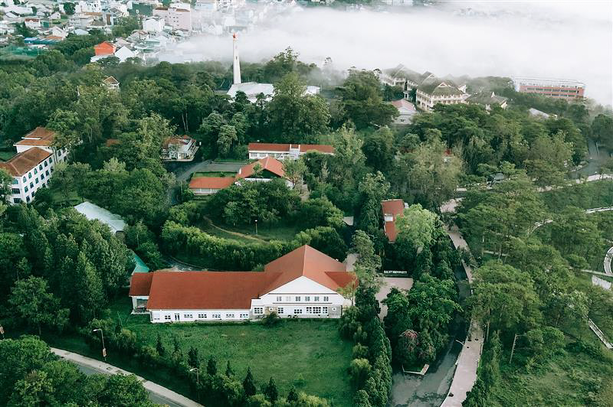 Trường Đại học Đà Lạt sở hữu khuôn viên rộng gần 40 ha, tọa lạc trên một ngọn đồi thơ mộng với tầm nhìn hướng ra hồ Than Thở.