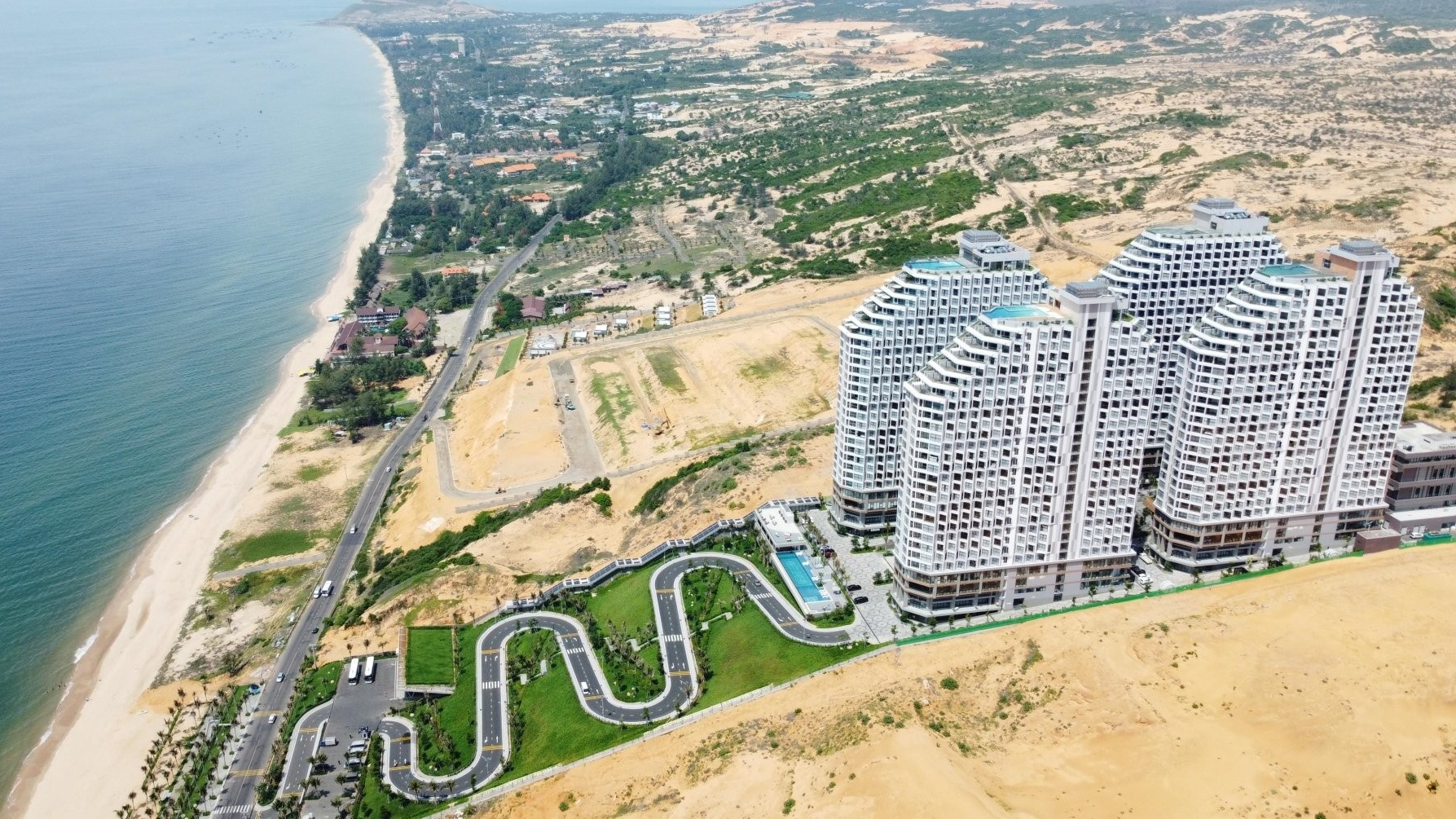 Kiến trúc Champa và hồ bơi vô cực tại Apec Mandala Wyndham Mũi Né