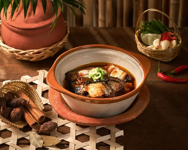 Đĩa cá kho, chén canh, và niêu cơm dẻo – đặc trưng của cơm niêu Đà Lạt.