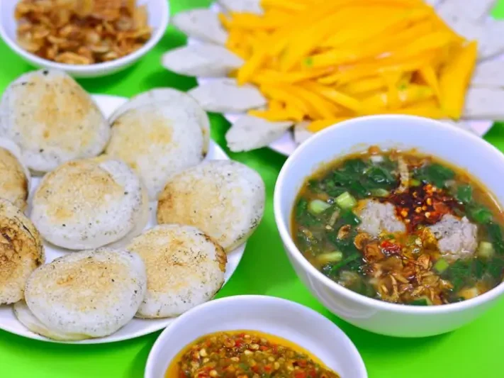 Bánh căn Đà Lạt bốc khói nghi ngút, thích hợp cho bữa ăn trưa Đà Lạt.