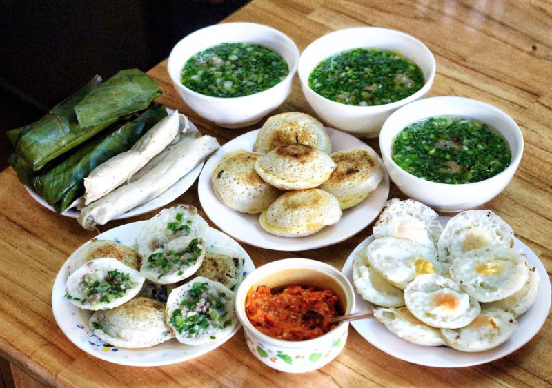 Bánh căn Đà Lạt ăn cùng mắm xíu mại và chả cây