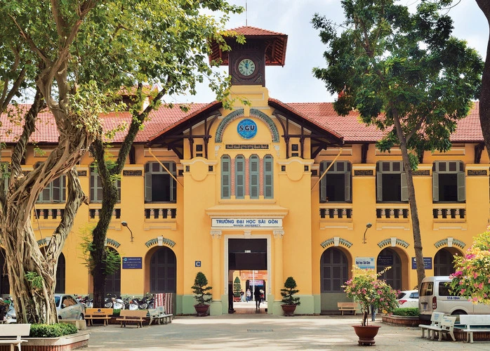 Mặt chính Trường Đại học Sài Gòn với mái ngói đỏ và không gian rợp bóng cây xanh