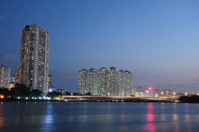Toàn cảnh khu chung cư HH1 Linh Đàm nhìn từ hồ Linh Đàm