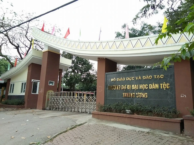 Cổng trường Trường Dự bị Đại học Dân tộc Trung ương với bảng tên rõ ràng và kiến trúc đặc trưng