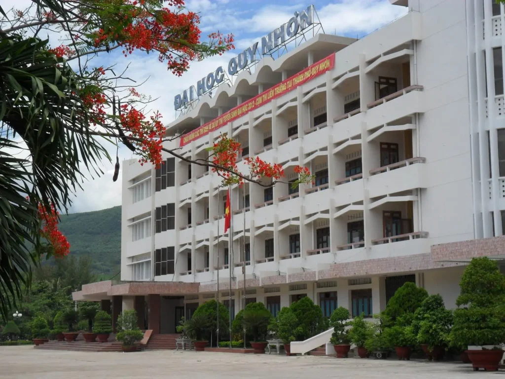Khu giảng đường cổ điển của Trường Đại học Quy Nhơn với hàng chữ tên trường nổi bật trên mái