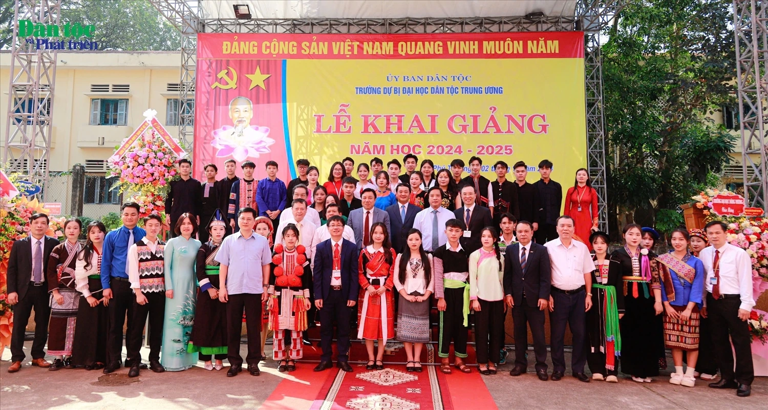 Trao quyết định bổ nhiệm và khen thưởng trong lễ khai giảng năm học 2023–2024 tại Trường Dự bị Đại học Dân tộc Trung ương