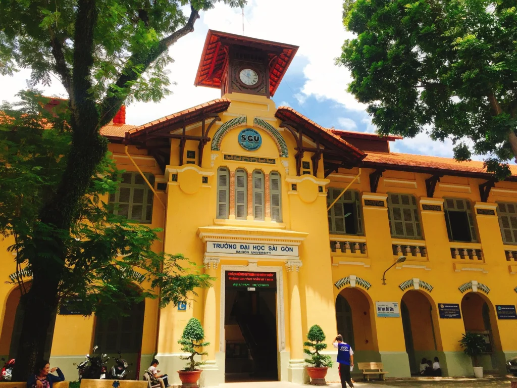 Trường Đại học Sài Gòn: Thông tin tổng quan, về chương trình đào tạo, học phí Mặt tiền cổ kính của Trường Đại học Sài Gòn với kiến trúc Pháp đặc trưng