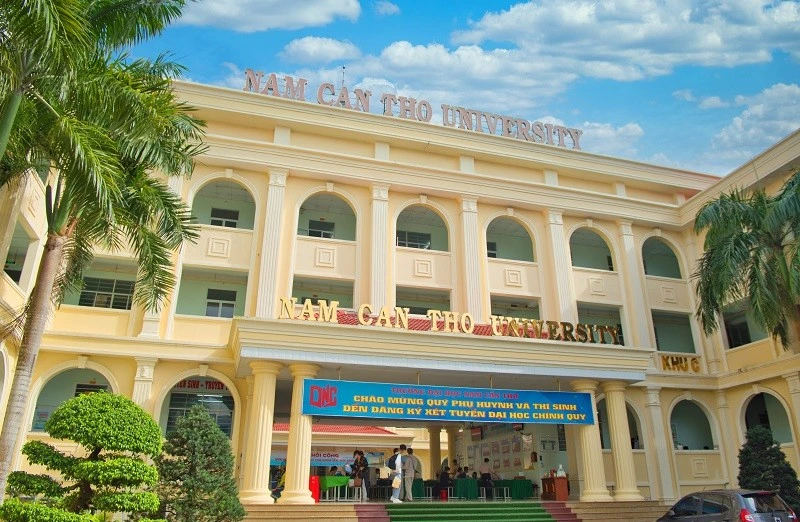 Tòa nhà chính Trường Đại học Nam Cần Thơ với kiến trúc cổ điển, đại diện cho các trường đại học ở Cần Thơ tư thục phát triển nhanh