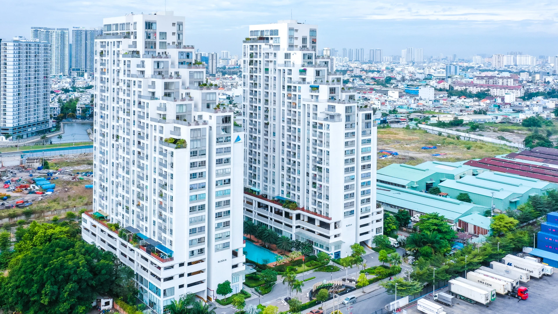 Toàn cảnh dự án LuxGarden với 2 block căn hộ ven sông