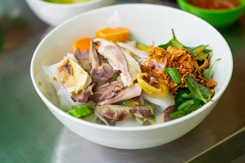Bánh ướt lòng gà Đà Lạt với tim, gan, mề được chế biến sạch sẽ.