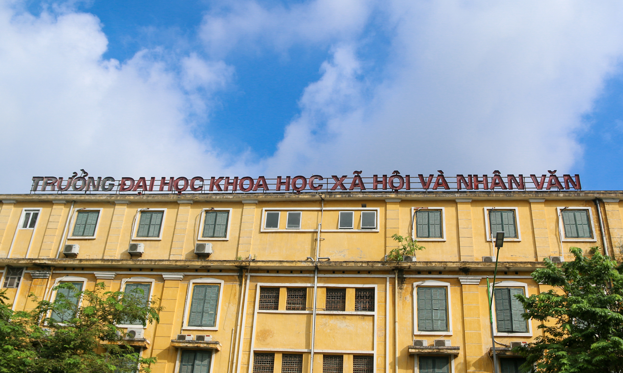 Các trường Đại học ở hà Nội như trường Đại học Khoa học Xã Hội và Nhân Văn - ĐHQGHN nổi tiếng đào tạo về ngành ngôn ngữ xã hội