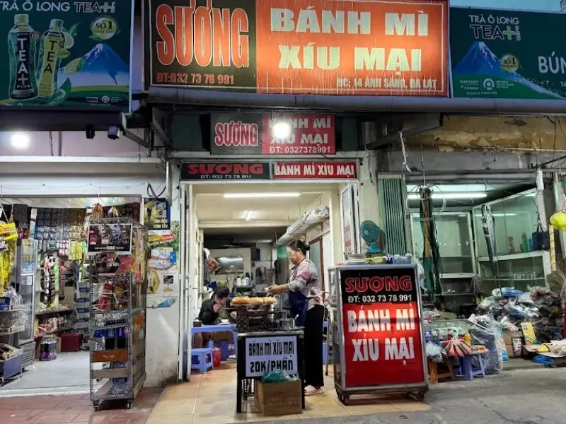 Quán bánh mì xíu mại Đà Lạt Sương với biển hiệu nổi bật và không gian phục vụ đơn giản.