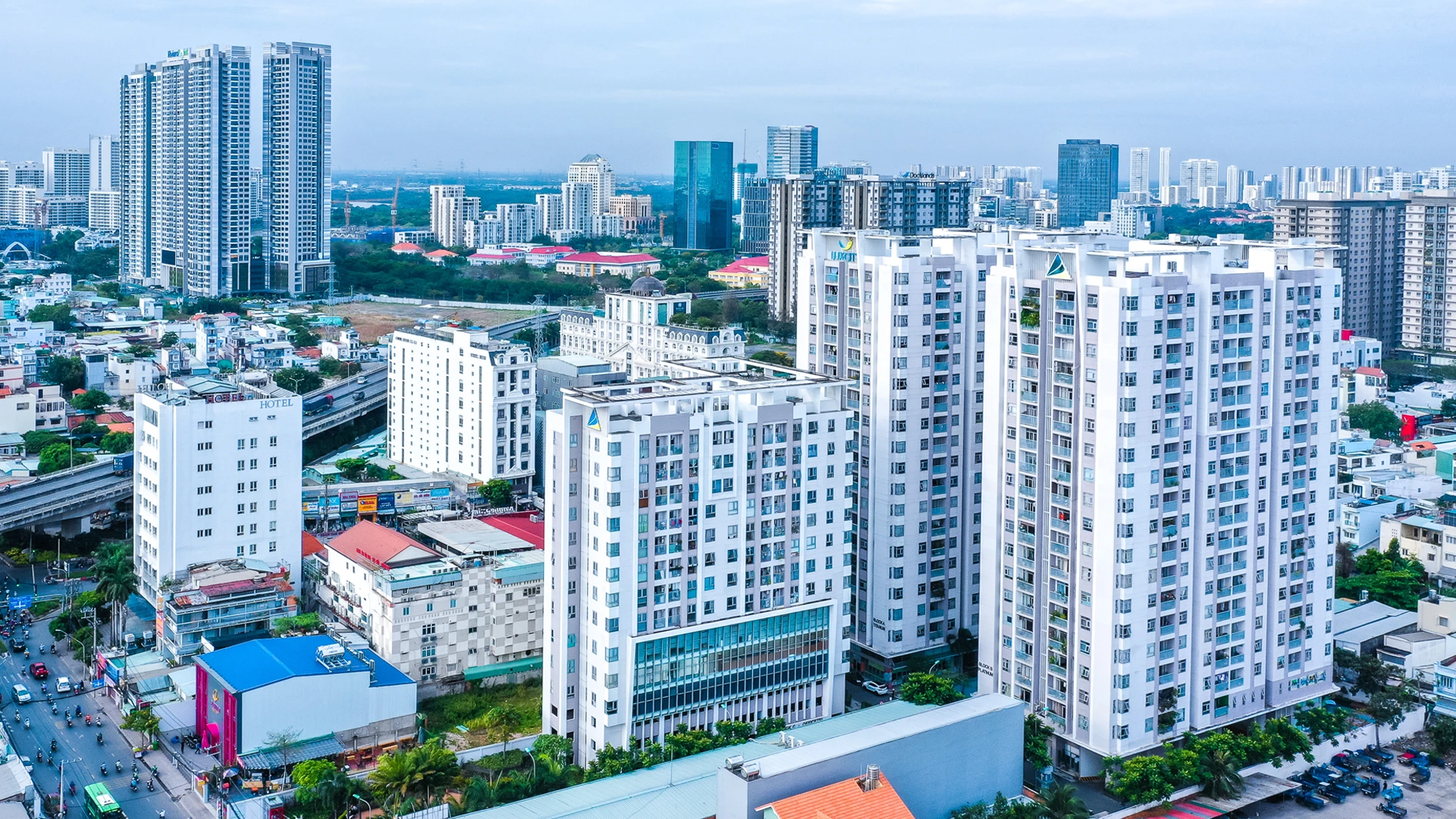 Toàn cảnh chung cư Luxcity trên đường Huỳnh Tấn Phát, Quận 7
