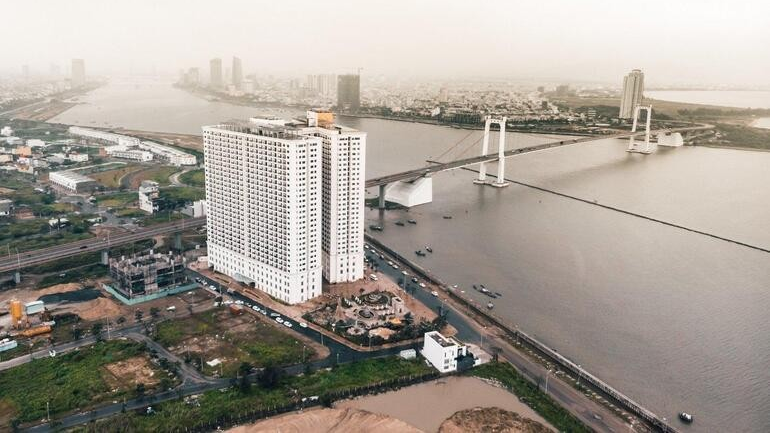 Hồ bơi vô cực dát vàng 24K tại Hòa Bình Green City Đà Nẵng