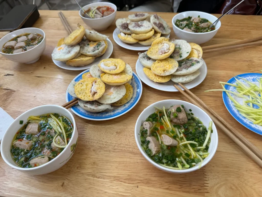 Bánh căn nóng giòn – món ăn sáng Đà Lạt đặc trưng được phục vụ kèm nước chấm xíu mại.