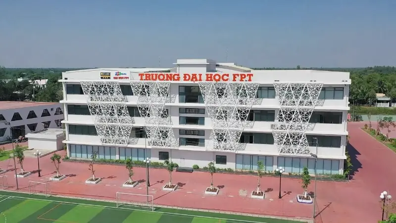 Tòa nhà chính của Trường Đại học FPT cơ sở Cần Thơ với thiết kế hiện đại và không gian rộng rãi.