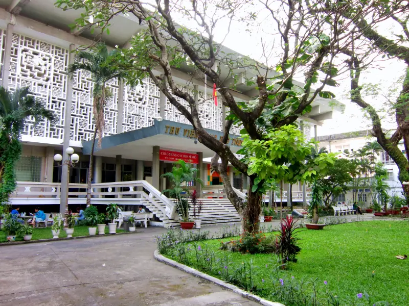 Khuôn viên xanh mát và mặt tiền Thư viện Khoa học Tổng hợp TP.HCM, điểm dừng chân lý tưởng trước khi tiếp tục hành trình khám phá Bến Bạch Đằng.