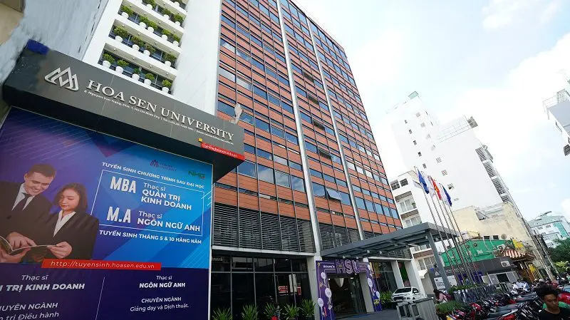 Mặt trước tòa nhà Trường Đại học Hoa Sen, một trong các trường đại học xét học bạ TPHCM.