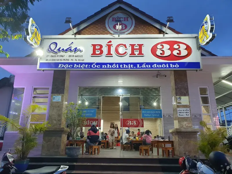 Mặt tiền quán Bích 33 – địa điểm ăn vặt Đà Lạt nổi tiếng với món ốc nhồi thịt và lẩu đuôi bò.