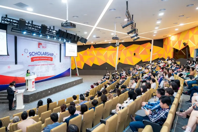 Lễ trao học bổng tại Trường Đại học Anh Quốc Việt Nam với sự tham dự đông đảo của sinh viên và phụ huynh.