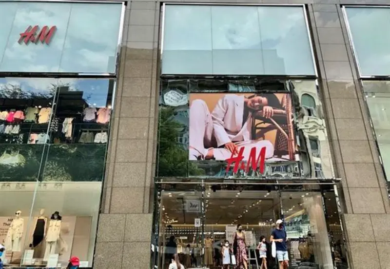 Cửa hàng thời trang H&M tại Vincom Center Đồng Khởi với mặt kính lớn và trưng bày hiện đại.