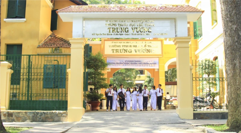 Cổng chính trường THPT Trưng Vương nổi bật giữa trung tâm Quận 1.