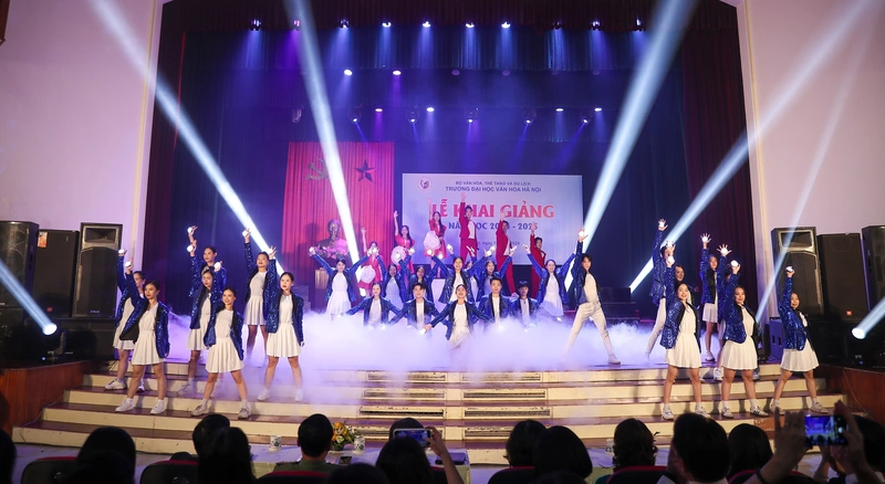 Buổi lễ khai giảng tại trường đại học Văn Hoá Hà Nội.