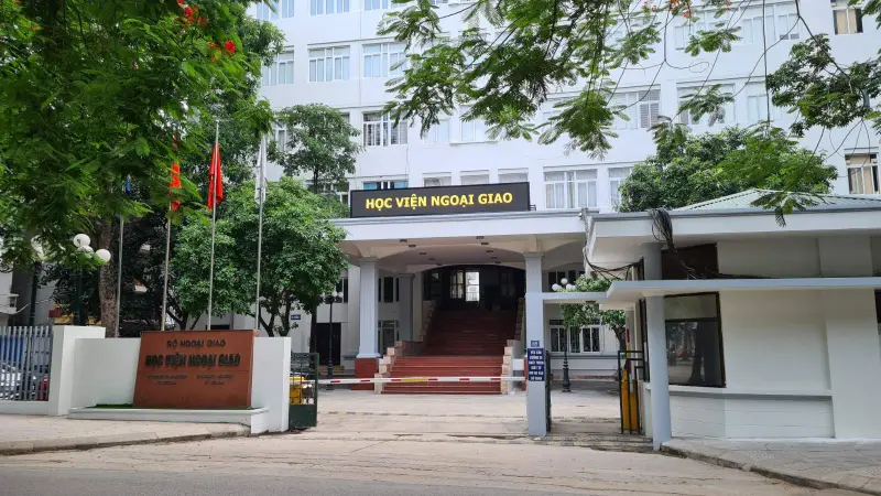 Cổng chính Học viện Ngoại giao, một trong Top 20 trường đại học tốt nhất Hà Nội, với thiết kế trang trọng và khuôn viên xanh mát.