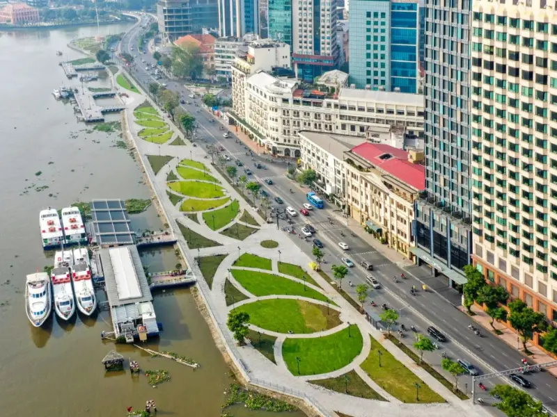 Toàn cảnh Bến Bạch Đằng nhìn từ trên cao với bến tàu, lối đi bộ và công viên xanh ven sông Sài Gòn.