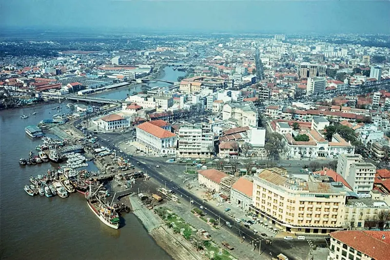 Toàn cảnh Bến Bạch Đằng trước năm 1975 với bến tàu nhộn nhịp, các tòa nhà kiến trúc Pháp và đường phố Sài Gòn sầm uất.