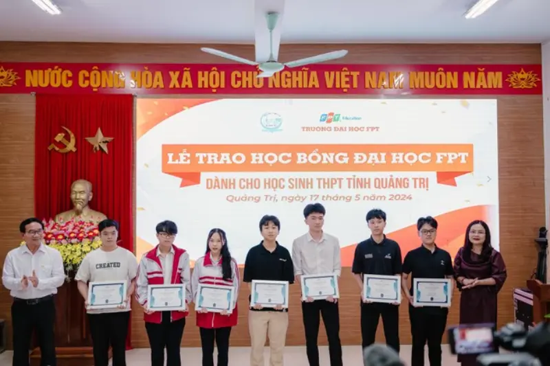 Lễ trao học bổng của Trường Đại học FPT dành cho học sinh THPT tỉnh Quảng Trị năm 2024.