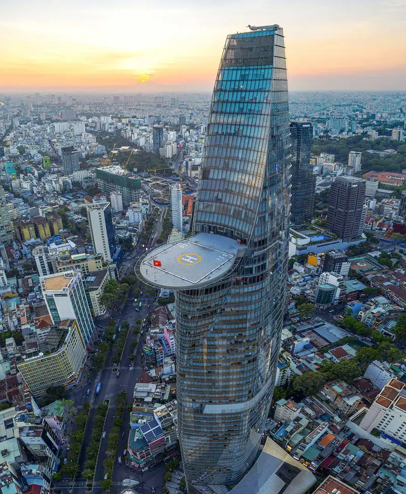 Toà nhà tài chính Bitexco bên cạnh các công trình hiện đại khác của thành phố