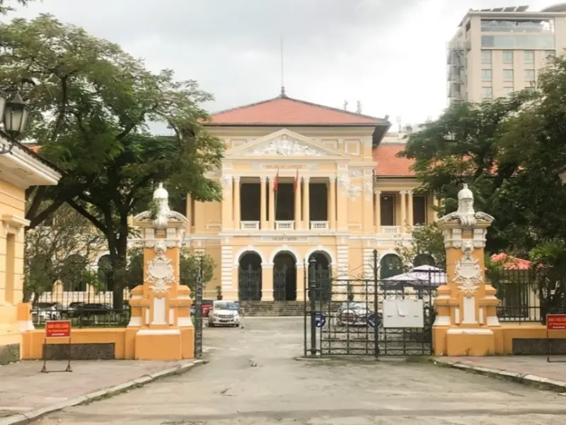 Tòa án Nhân Dân TP.HCM: Nhiệm vụ và cơ cấu tổ chức Tòa án Nhân dân TPHCM với kiến trúc cổ kính, nổi bật với gam màu vàng và đỏ, nằm tại trung tâm thành phố.
