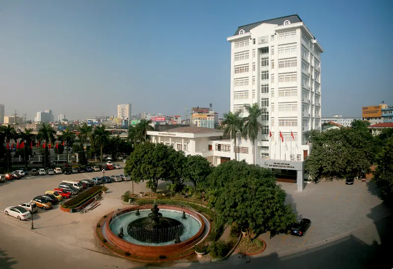 Tòa nhà chính của Đại học Quốc gia Hà Nội, một trong Top 20 trường đại học tốt nhất Hà Nội, với kiến trúc hiện đại và không gian rộng rãi.