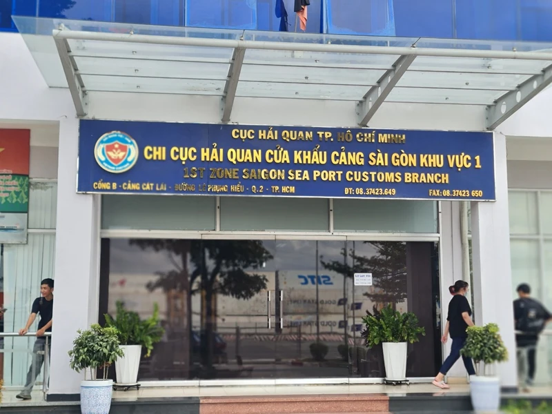 Chi cục Hải quan Cảng Sài Gòn khu vực 1 tại TP.HCM với biển hiệu màu xanh và mặt tiền kính hiện đại.