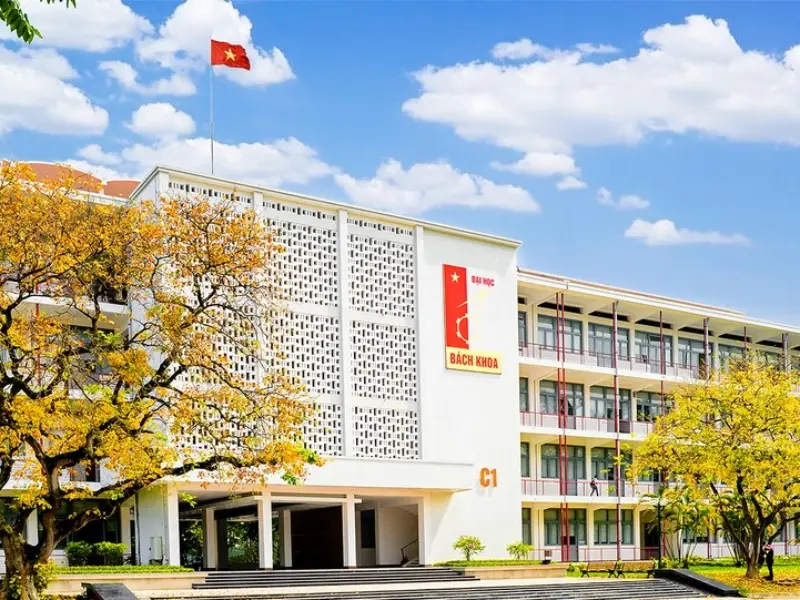 Tòa nhà C1 của Đại học Bách Khoa Hà Nội, một trong Top 20 trường đại học tốt nhất Hà Nội, với kiến trúc hiện đại và không gian xanh