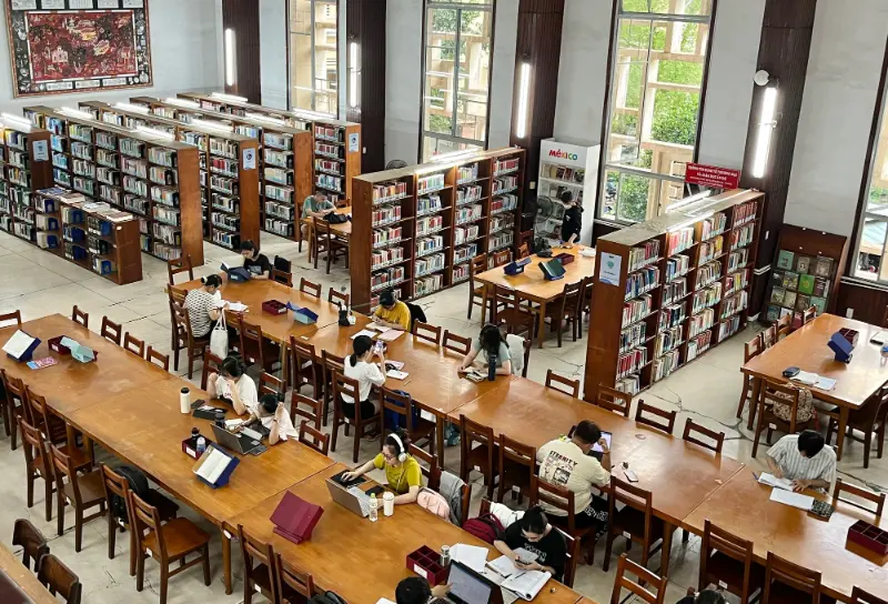 Bên trong Thư viện Khoa học Tổng hợp TP.HCM với nhiều bạn đọc đang học tập và nghiên cứu.
