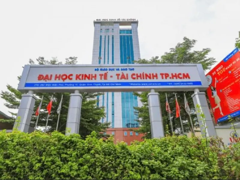 Cổng chính Trường Đại học Kinh tế – Tài chính TP.HCM, một trong các trường đại học xét học bạ TPHCM.
