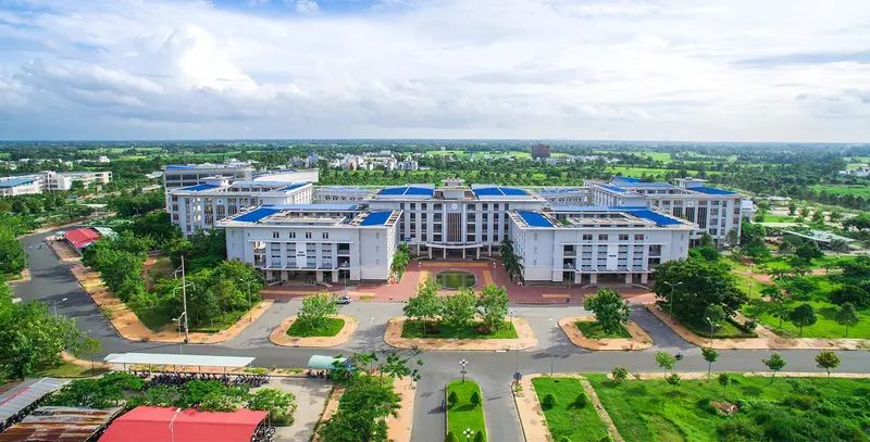Toàn cảnh khuôn viên chính của trường đại học An Giang.