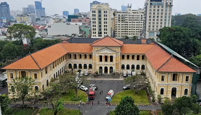 Toà án Nhân dân TPHCM nhìn từ trên cao, nổi bật với kiến trúc hình chữ U cổ kính, mái ngói đỏ và màu vàng đặc trưng giữa trung tâm thành phố.