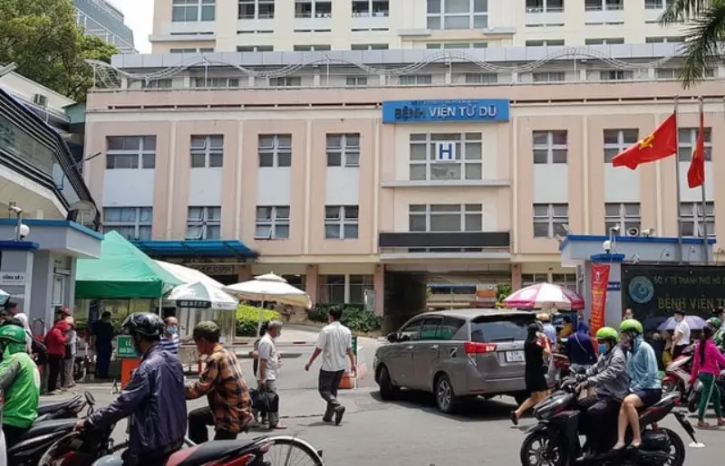 Cổng chính Bệnh viện Từ Dũ ở đâu tại TP.HCM với dòng người và xe cộ tấp nập ra vào.