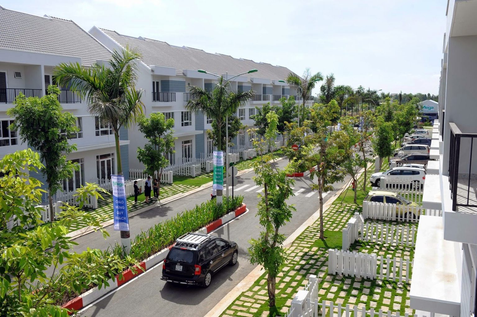 Tiện ích hồ bơi và công viên tại Mega Residence