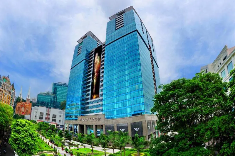 Toàn cảnh Vincom Center Đồng Khởi với thiết kế kính xanh sang trọng tại trung tâm Quận 1, TP.HCM.