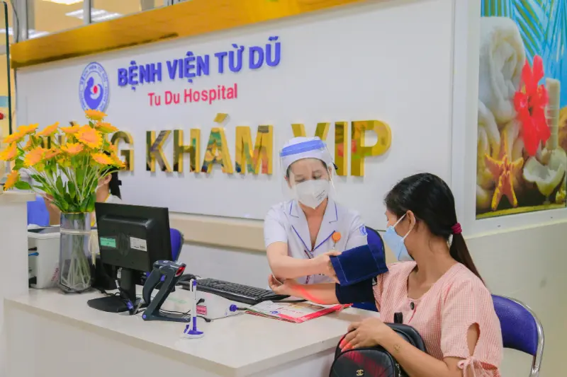 Nhân viên y tế đo huyết áp cho bệnh nhân tại khu khám VIP của Bệnh viện Từ Dũ ở đâu TP.HCM.