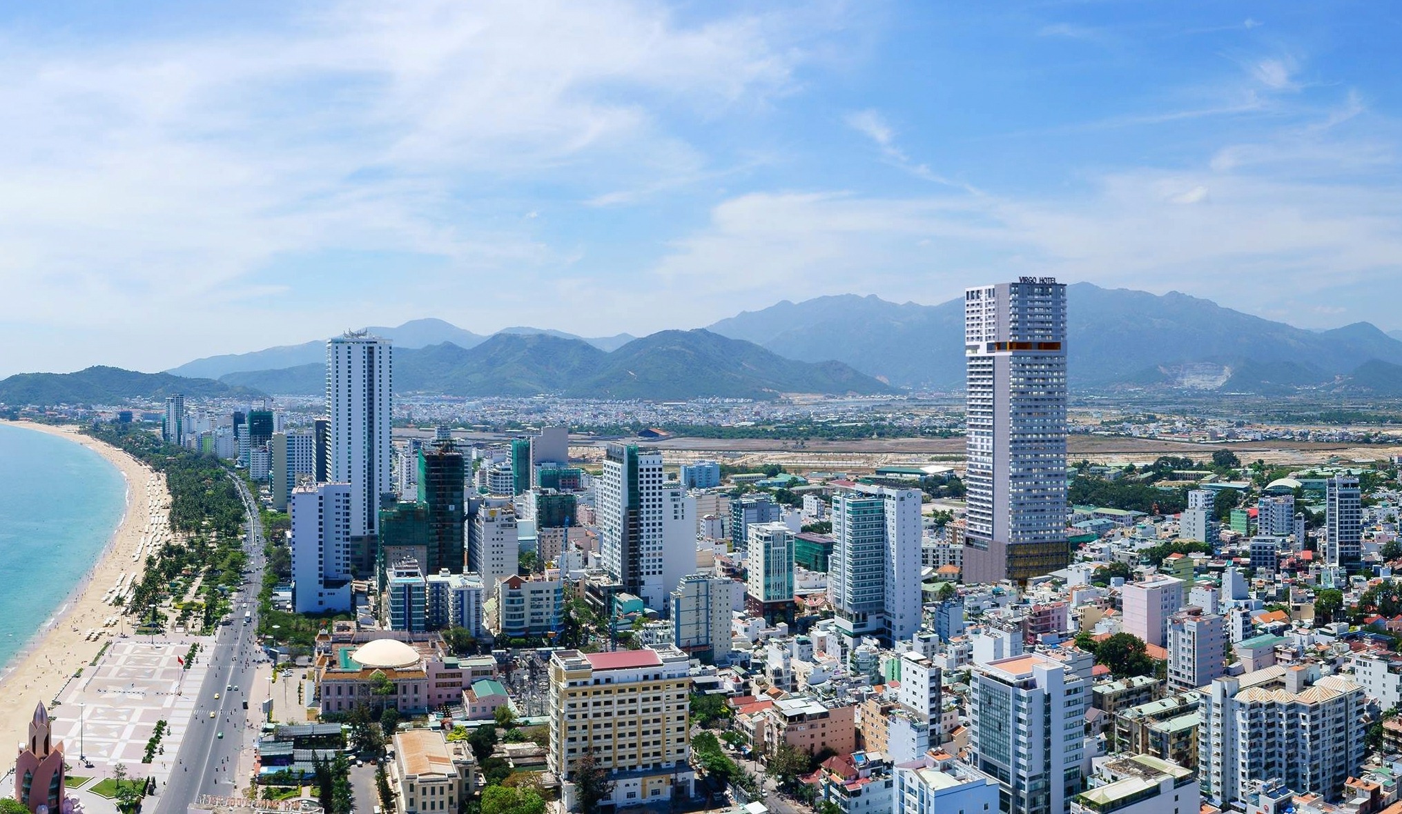 Tiện ích hồ bơi vô cực trên tầng thượng của Virgo Nha Trang